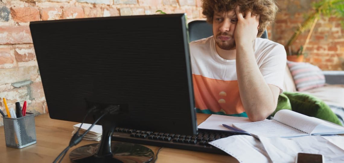 homem-caucasiano-chateado-e-desesperado-fazendo-relatorios-financeiros-e-economicos (1) homem-caucasiano-chateado-e-desesperado-fazendo-relatorios-financeiros-e-economicos (1)